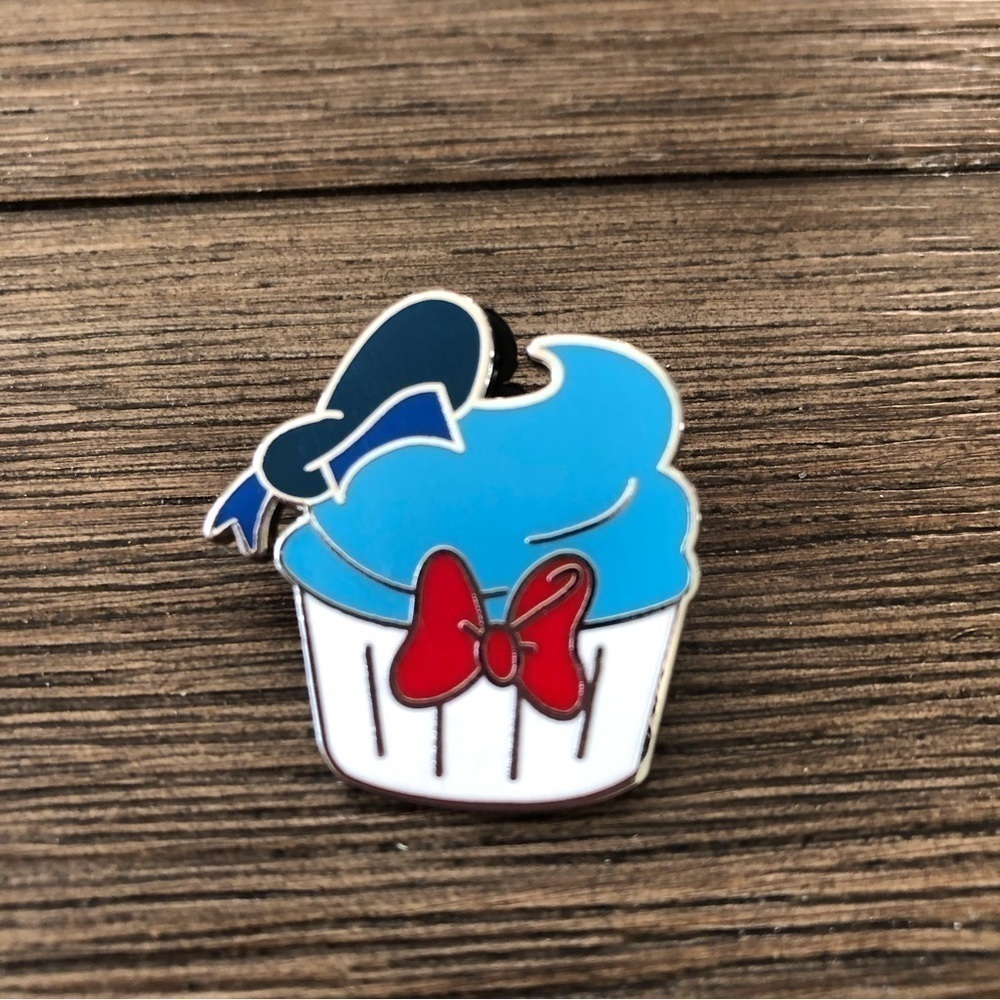 Disney Official Trading Pin: Donald Duck Cupcake